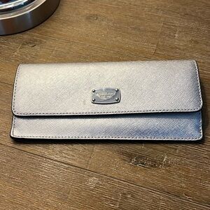 Michael Kors slim wallet silver